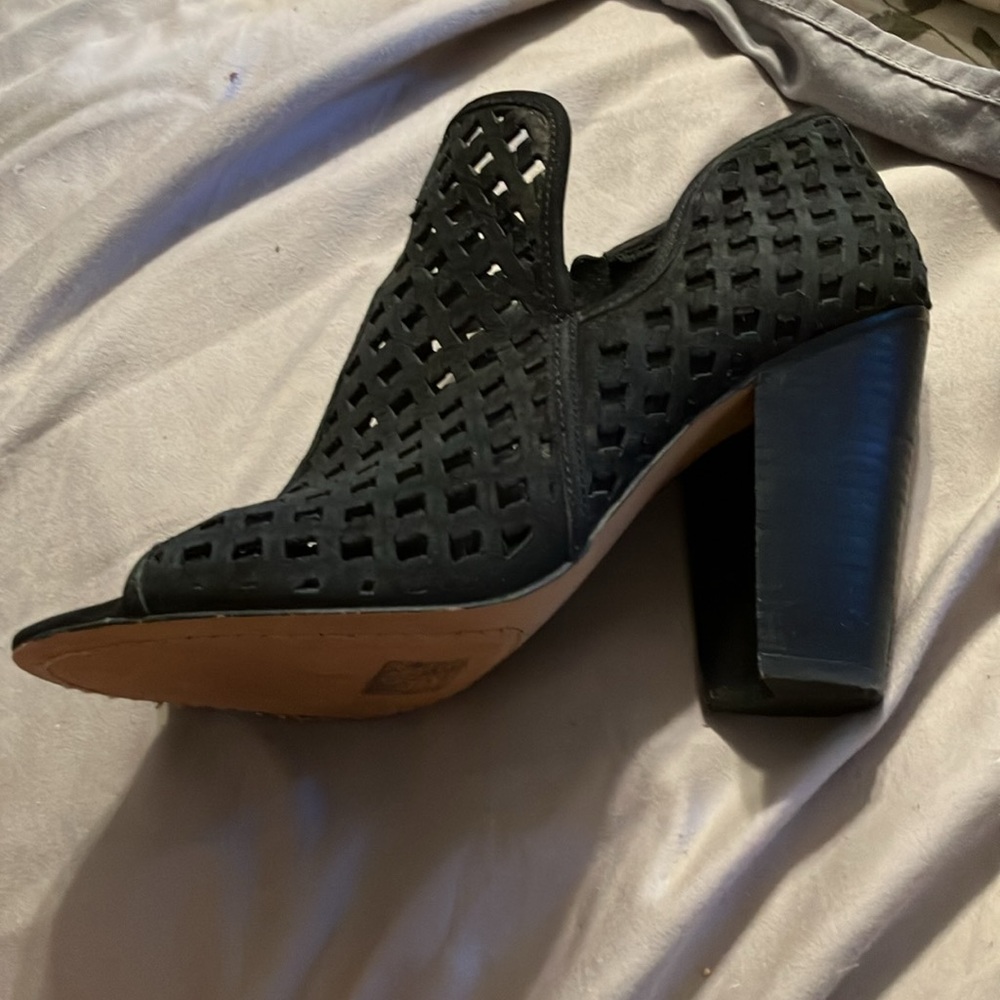 2/$40 Vince Camuto Black Cutout Heeled Booties Inside Zipper Open Toed SZ 9.5M - Picture 7 of 12